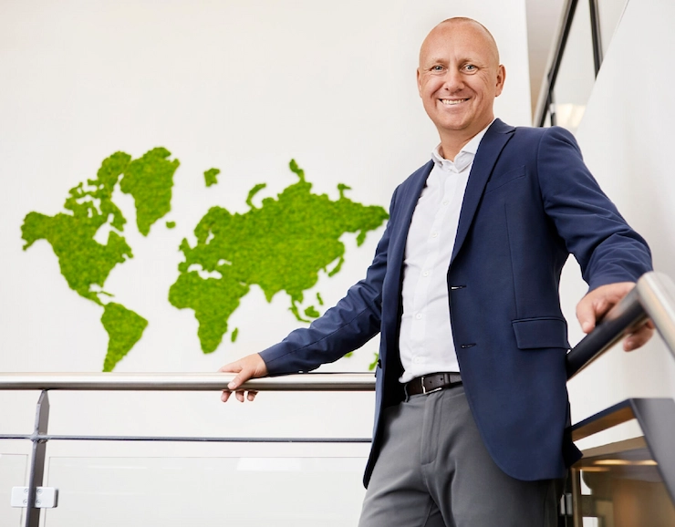 klaus med verdenskort